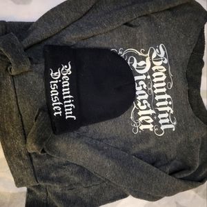 Off the shoulder sweat shirt, wide collar pocket pouch and skull cap